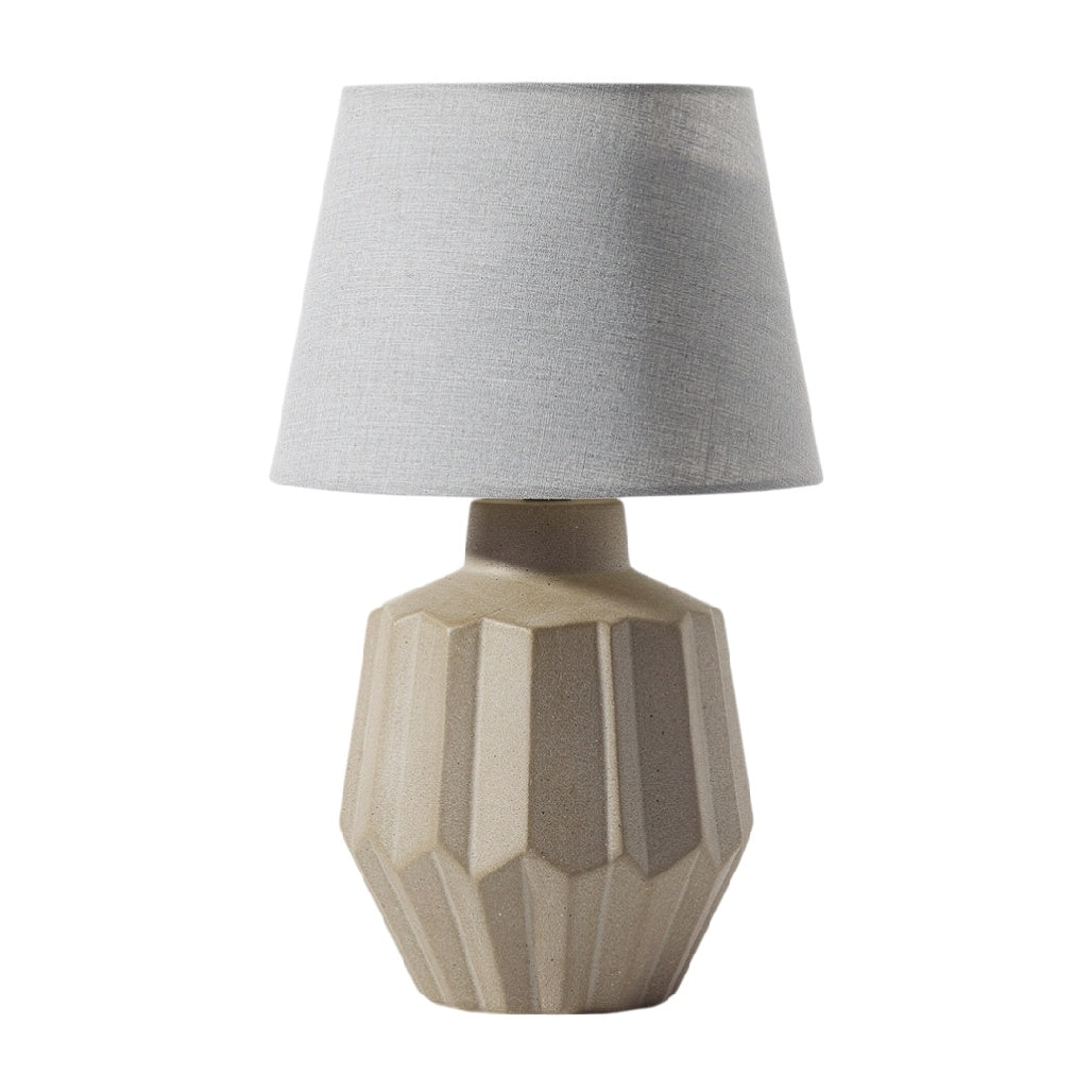 **Titre technique : Lampe de table en céramique avec abat-jour en lin**